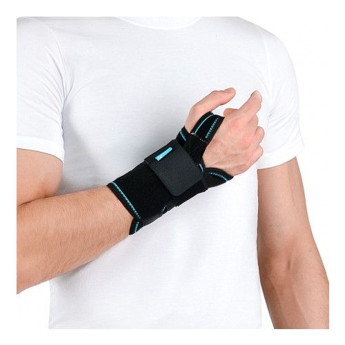 Бандаж (ортез) Алком на лучезапястный сустав с металлической шиной 4069 черный правый (р.1) заказать - фото №1 Бандаж (ортез) Алком на лучезапястный сустав с металлической шиной 4069 черный правый (р.1) заказать